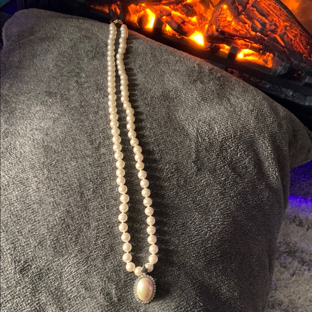 Cream Pearl Necklace with Elegant Pendant